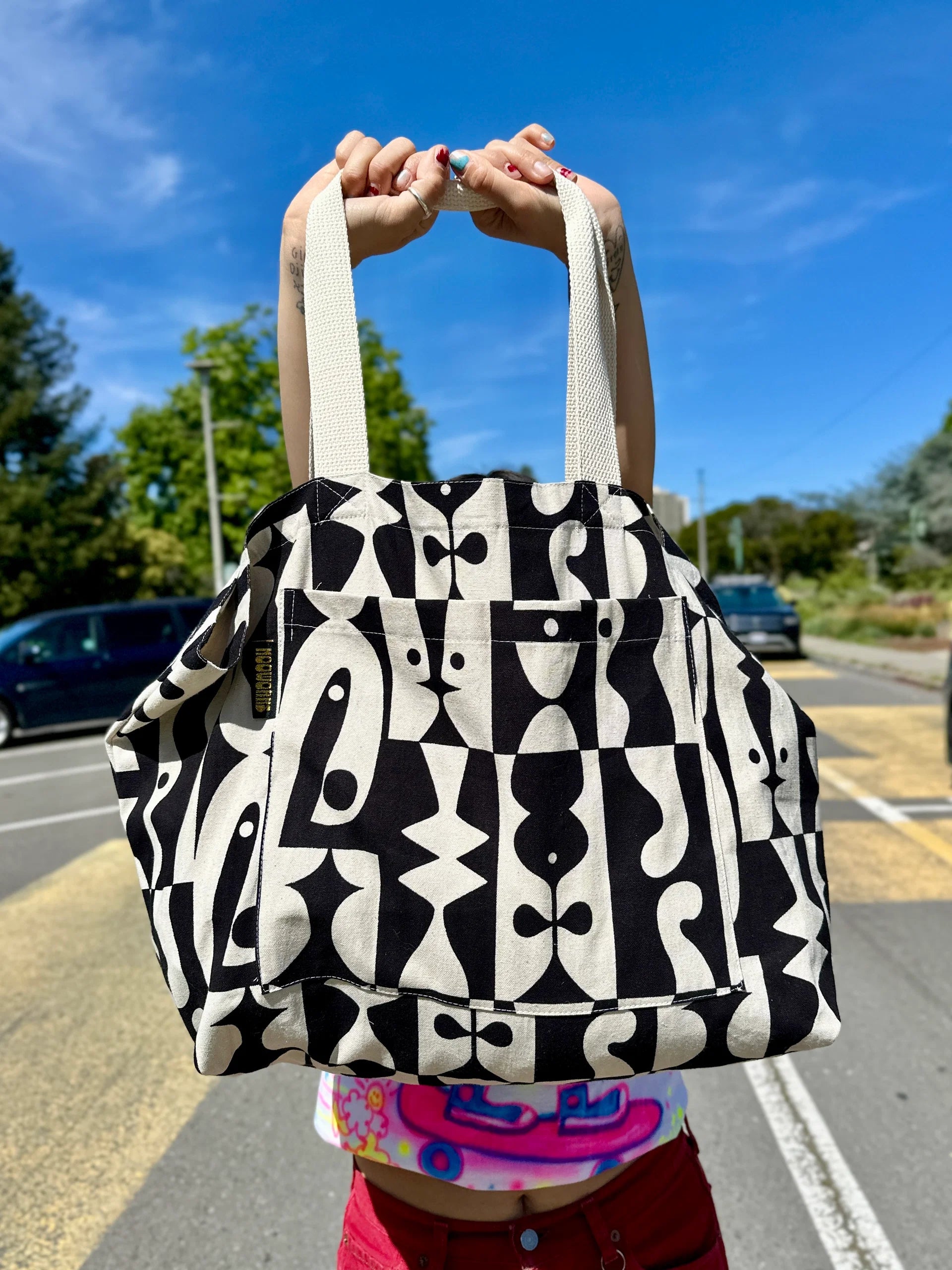 Mega Tote: Illusions