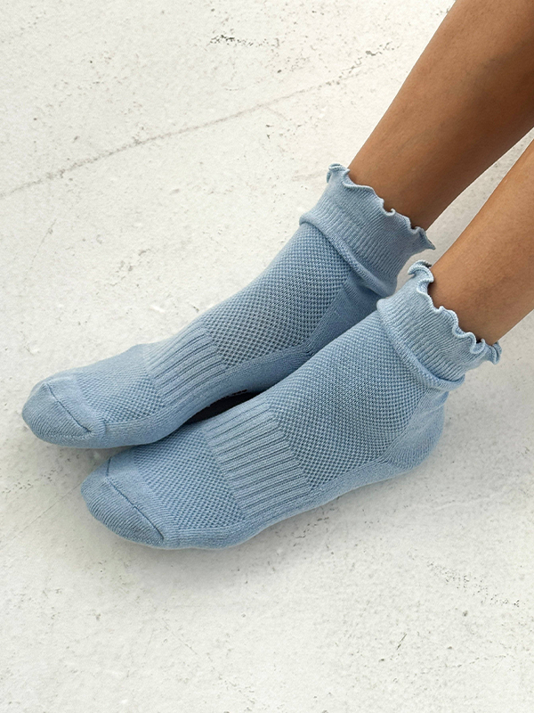 Ruffled Hugger Crew Socks: Periwinkle/Red