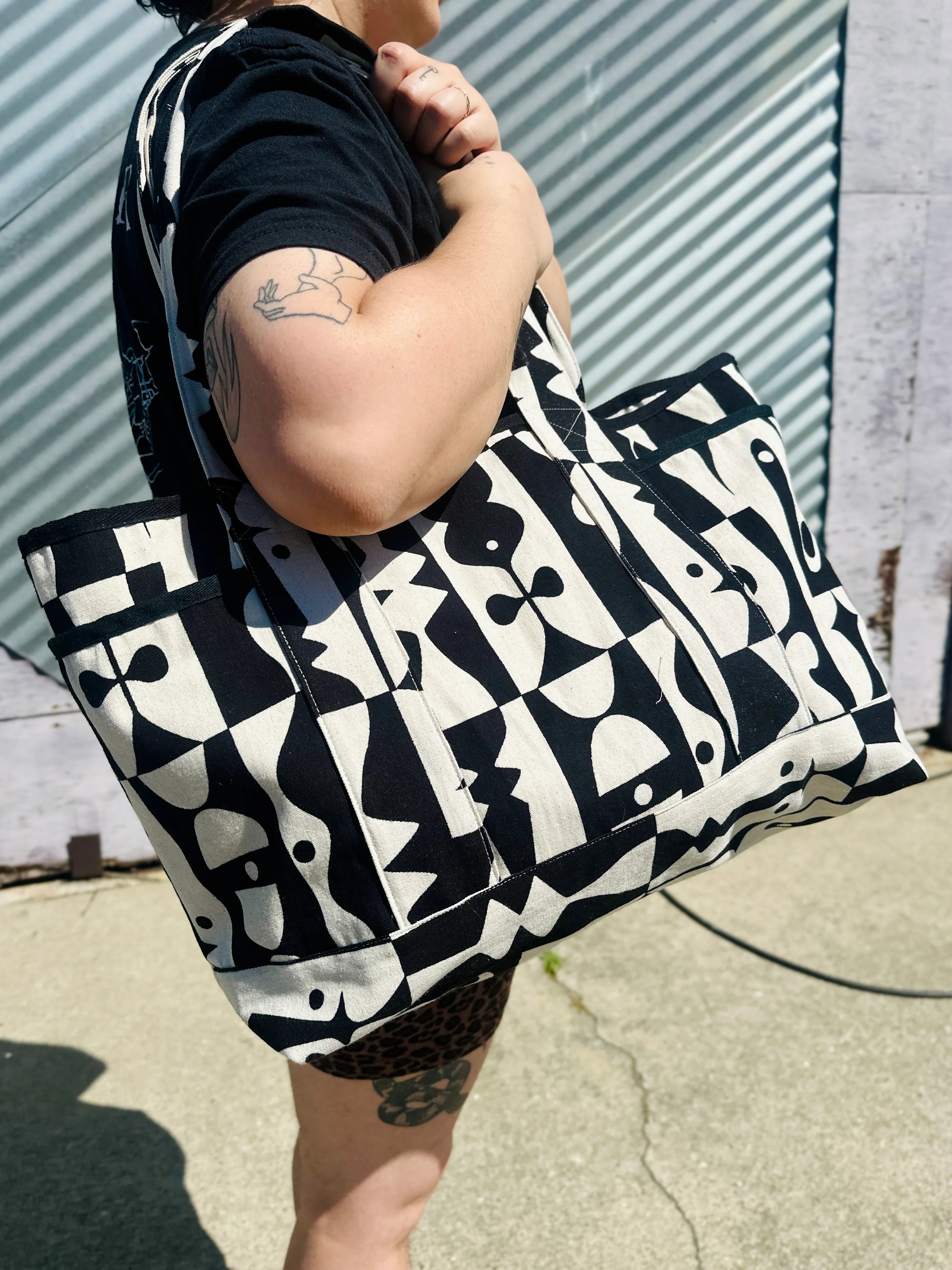 Mega Tote: Illusions
