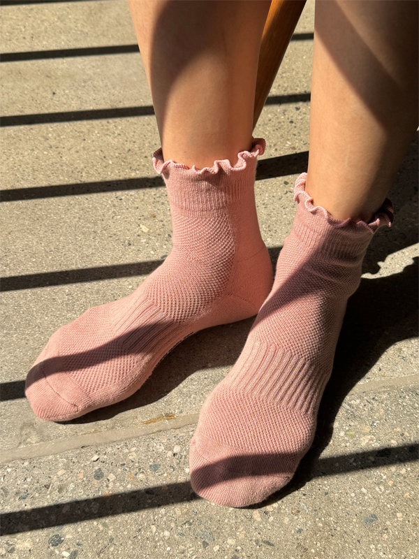 Ruffled Hugger Crew Socks: Vintage Pink/Black