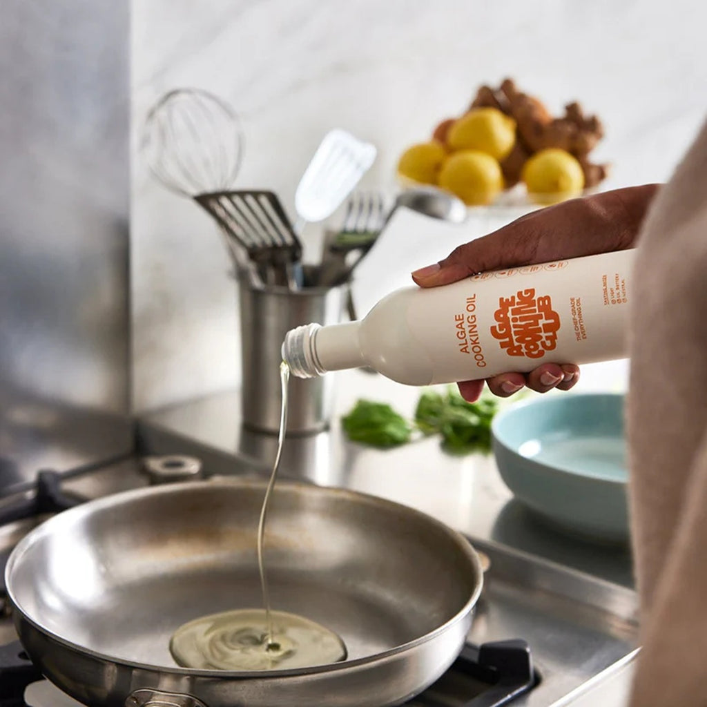 A bottle of chef-grade algae cooking oil, a premium, high-heat oil known for its mild flavor and healthy fats, perfect for sautéing, frying, or drizzling over dishes.