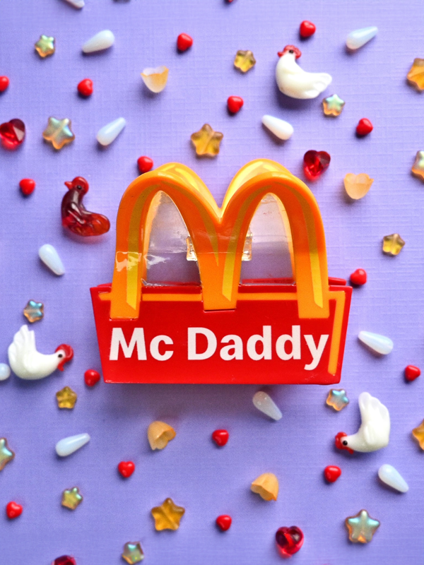 McDaddy Clip – A sturdy and stylish oversized clip, perfect for keeping your snacks fresh or organizing papers with a fun touch!