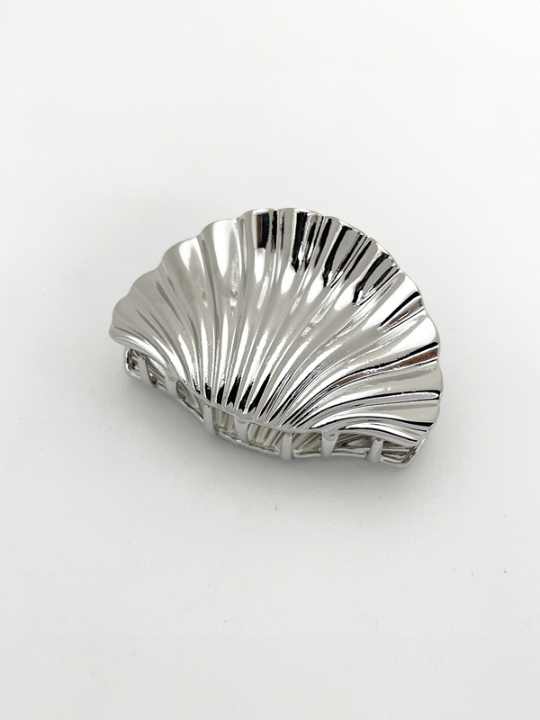 Shell-Shaped Metal Hair Claw: Silver/Large – A stylish, large silver hair claw shaped like a seashell, perfect for securing your hair with a touch of coastal elegance.