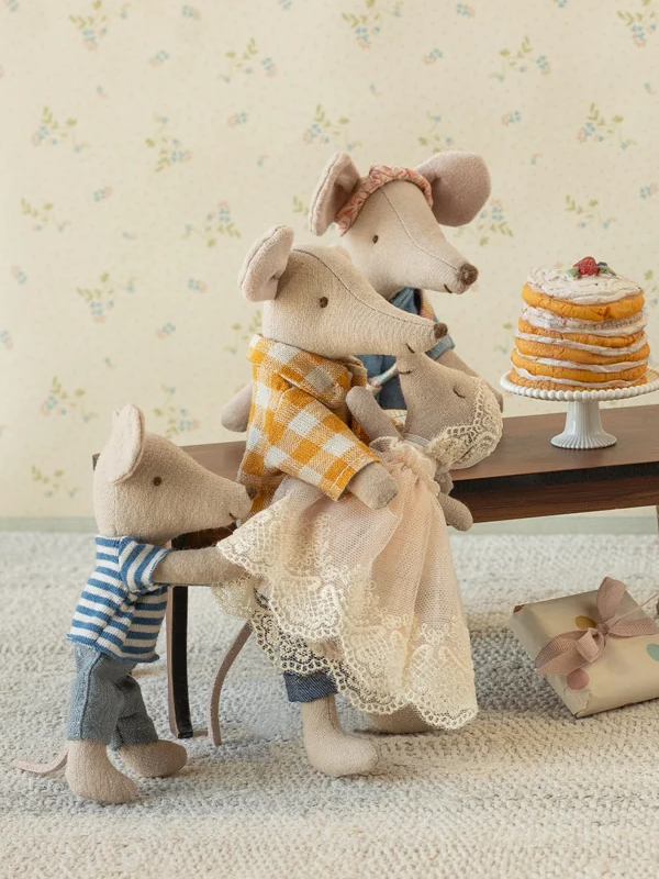 Baby Mouse in Gown: Powder