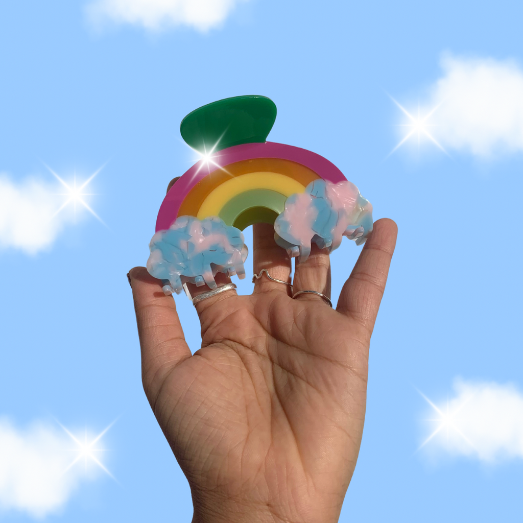 Rainbow Hair Claw – Add a pop of color and charm to your hairstyle with this vibrant rainbow hair claw! A playful and bold accessory to brighten up your look.