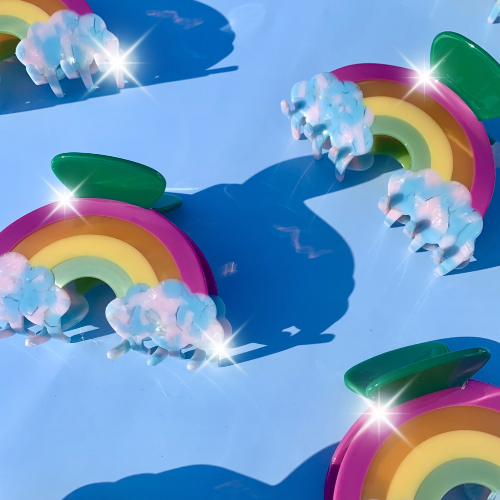 Rainbow Hair Claw – Add a pop of color and charm to your hairstyle with this vibrant rainbow hair claw! A playful and bold accessory to brighten up your look.