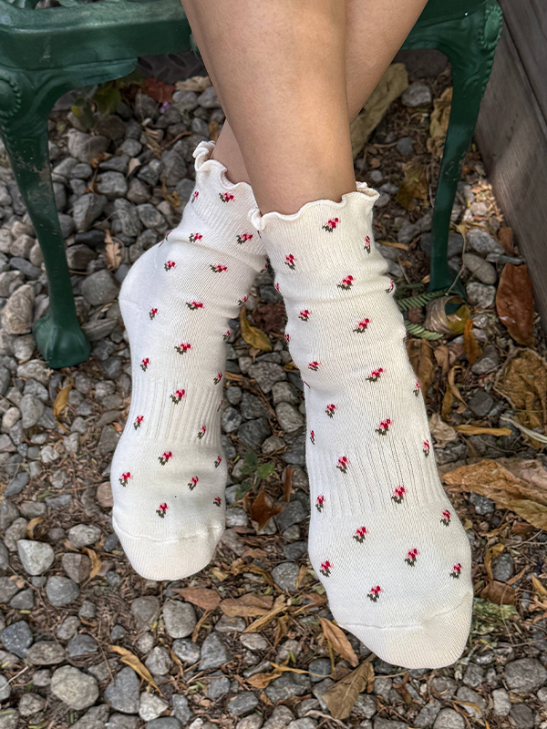 Petal Ruffled Hugger Crew Socks: Cream Petal